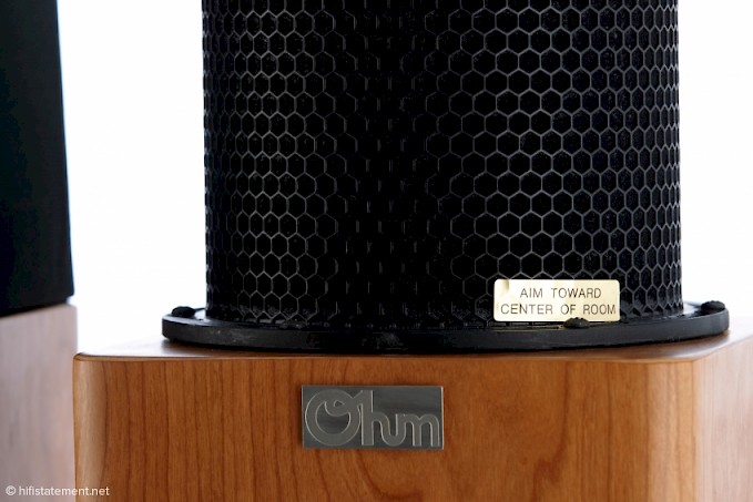 Leider kann man nicht reingucken: Der Zylinder ist fest verschraubt und darf nicht abgenommen werden. Das Messingschild zeigt die Position des Superhochtöners, der zur Raummitte zeigen muss