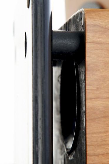 Schmale Bauform und trotzdem viel Bass dank Downfire-Bassreflexöffnung